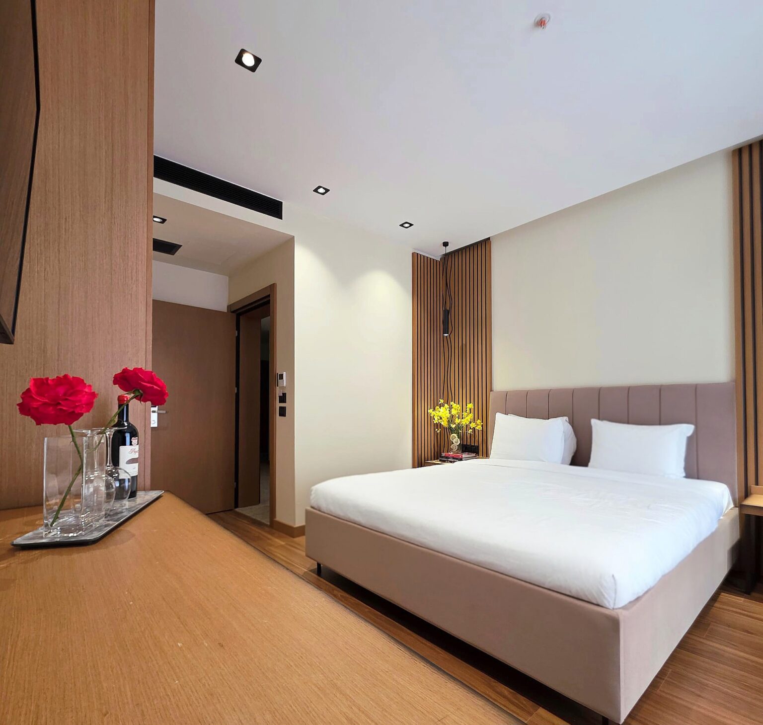 Double Superior room at Valza Boutique Hotel, Vlorë: king-size bed and wooden desk with red roses